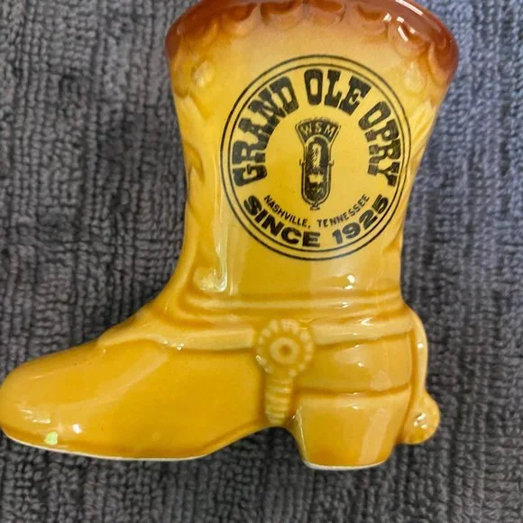 Grand Ole Opry Souvenir Salt and Pepper Shakers. - Picture 5 of 5